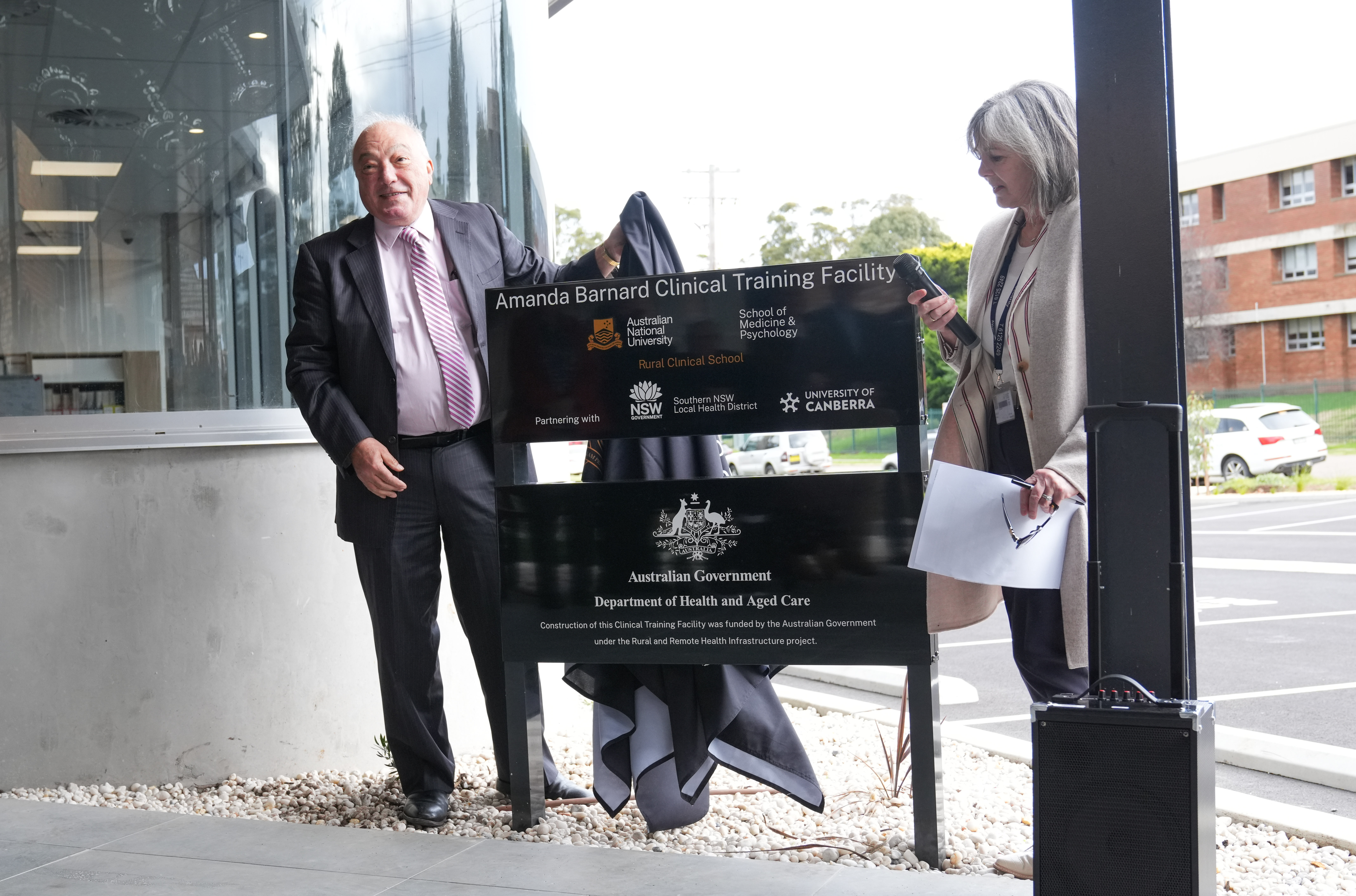Member for Macarthur Dr Mike Freelander MP and Head, Rural Clinical School Sally Hall Dykgraaf