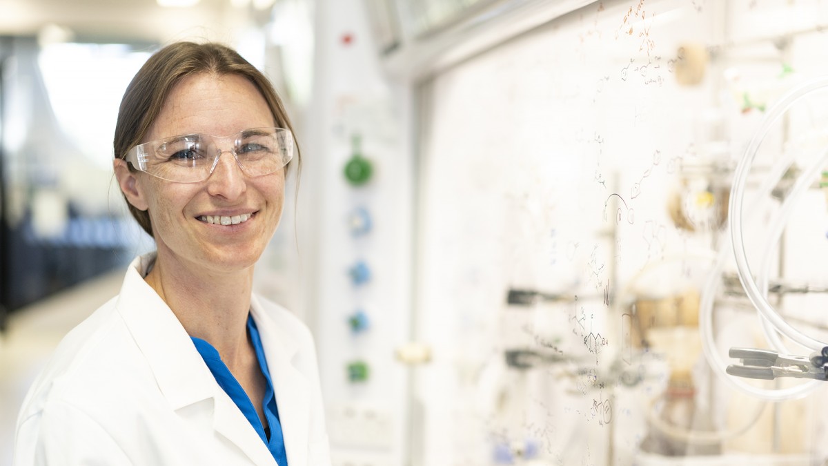 Dr Lara Malins in chemistry laboratory