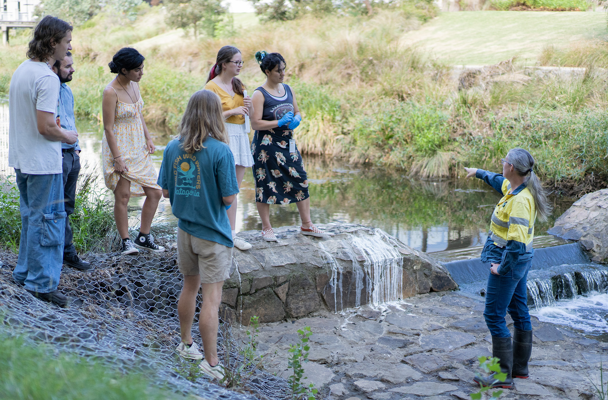 ANU students and Dr Julia Jasonsmith at Sullivans Creek. Photo: Elsie Percival/ANU Students learning by a creek