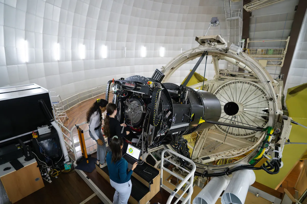 All hands on deck to change the plate of the telescope instrument. Photo: Nic Vevers/ANU AAT Hector