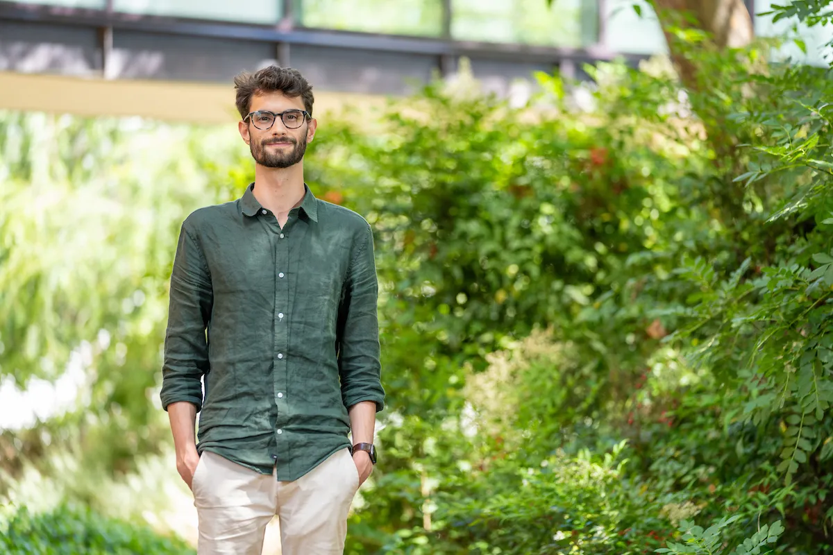 Man in front a green garden