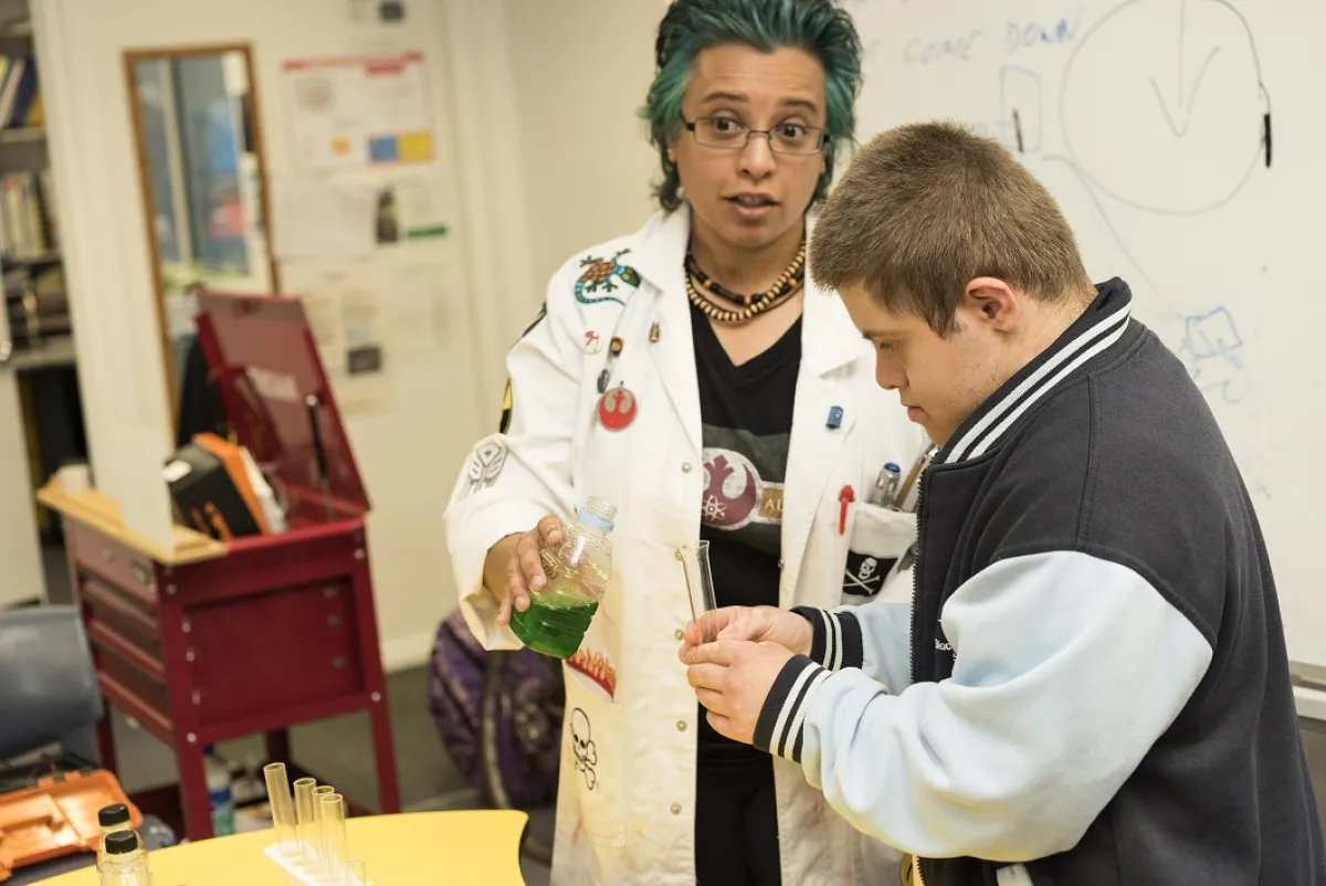 Vanessa de Kauwe conducting science outreach classes