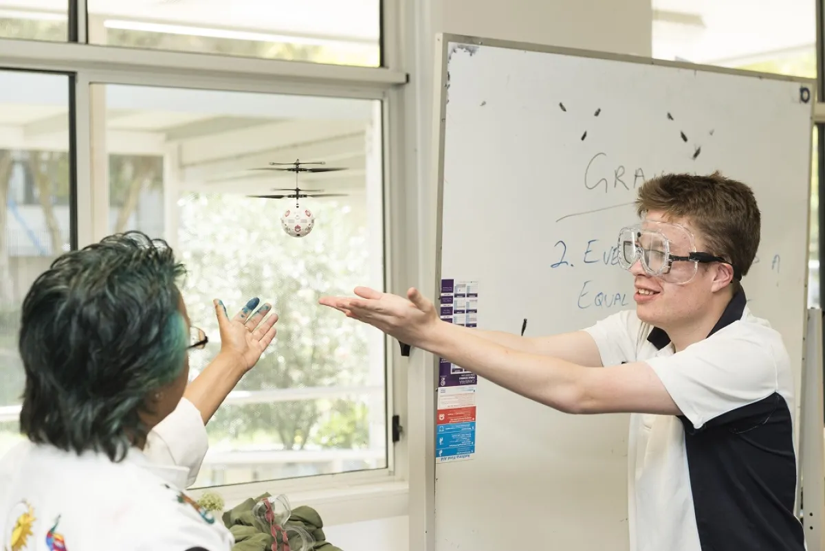 Vanessa de Kauwe conducting science outreach classes