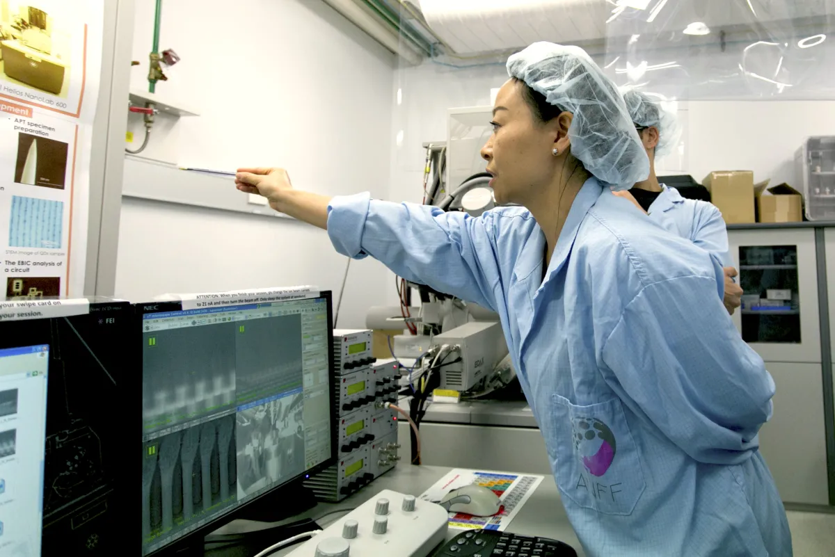 Peopl in a lab