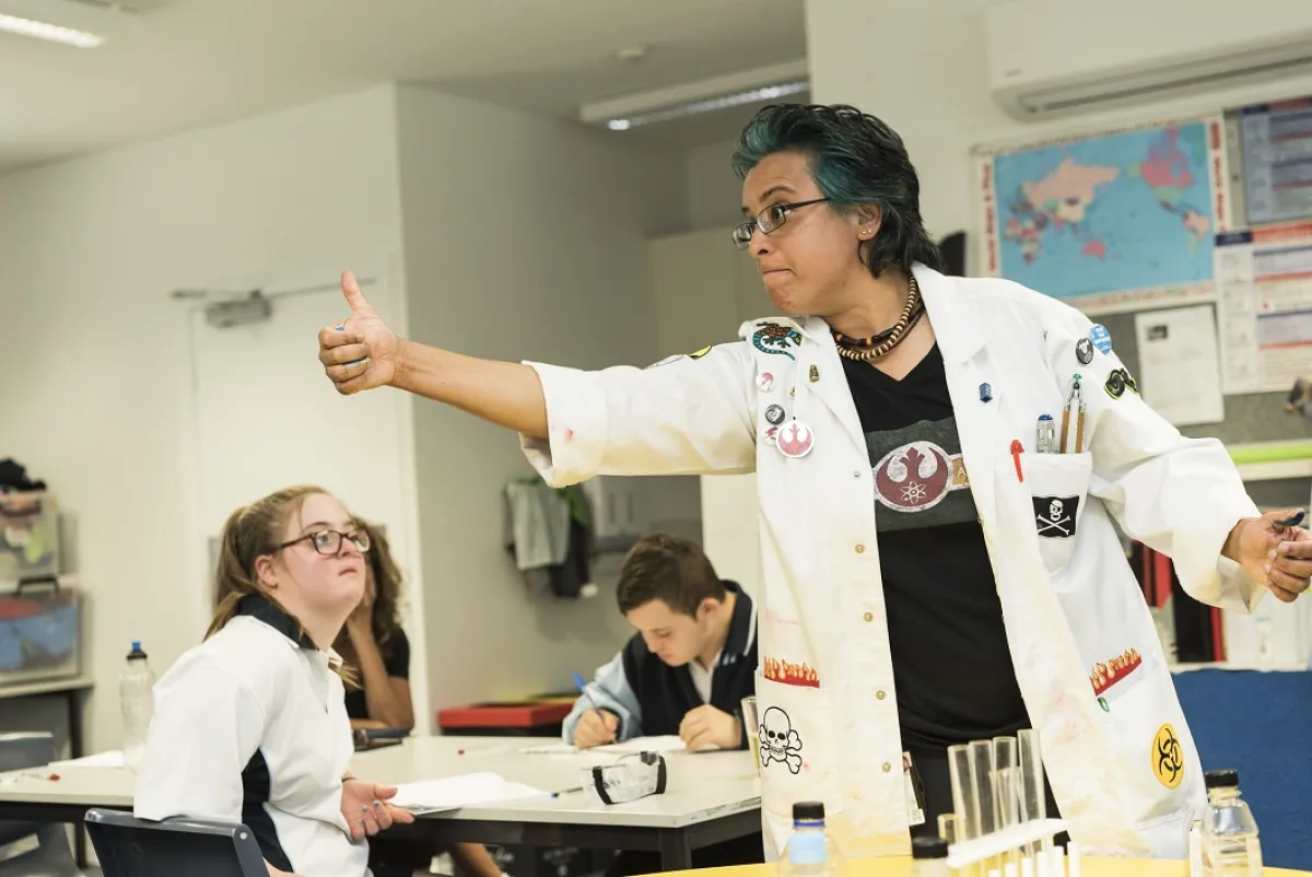 Vanessa de Kauwe conducting science outreach classes