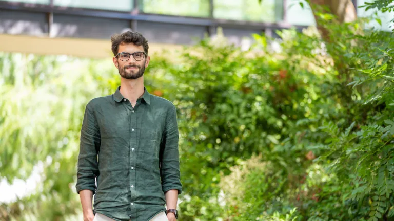 Man in front a green garden